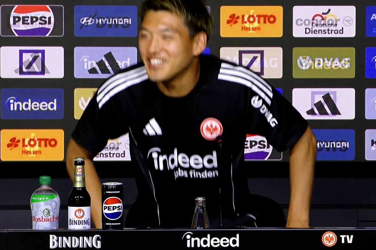 Neuzugang Ritsu Doan wird bei Eintracht Frankfurt im Rahmen einer Pressekonferenz vorgestellt. Die Journalisten reagieren mit ihren Fragen anfangs noch zurückhaltend.