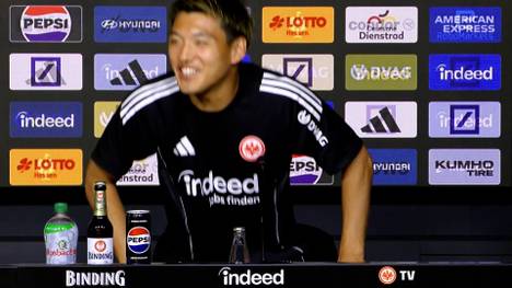 Neuzugang Ritsu Doan wird bei Eintracht Frankfurt im Rahmen einer Pressekonferenz vorgestellt. Die Journalisten reagieren mit ihren Fragen anfangs noch zurückhaltend.