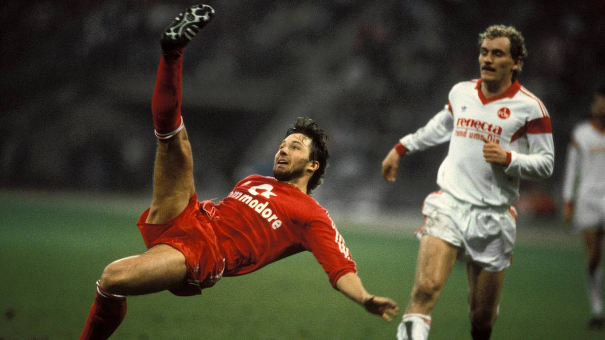 Platz 3: Bayern-Stürmer Jürgen Wegmann bekommt 1988 gegen Nürnberg den Ball hoch in den Lauf gespielt. Er nimmt ihn nicht etwa an, sondern nagelt das Leder gleich per Seitfallzieher in die Maschen