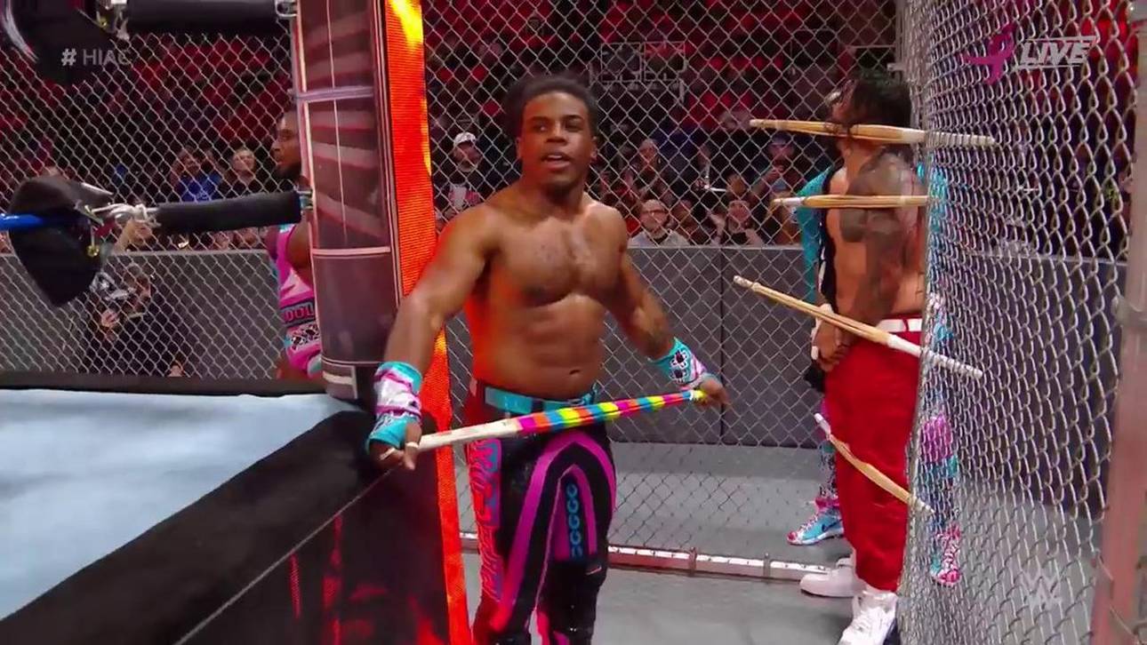 Xavier Woods (l.) nutzte Kendostäbe gegen die Usos als Schlagwaffe und als Fesseln