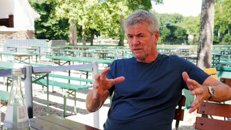 Trainer-Legende Friedhelm Funkel äußert sich im SPORT1-Interview zum Vorfall seines Ex-Schützlings Florian Neuhaus, der im betrunkenen Zustand seinen eigenen Gladbacher Manager Roland Virkus diskreditierte.