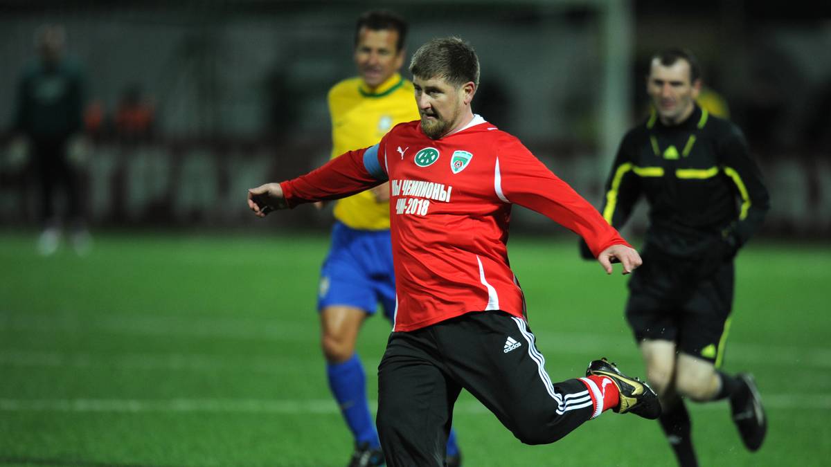 Ramzan Kadyrov tritt hin und wieder gerne mal selbst gegen den Ball