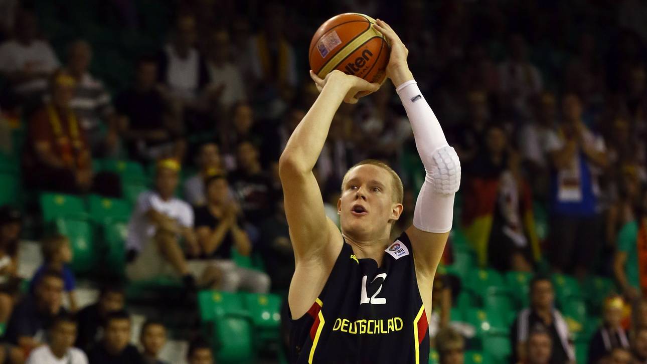 Basketballer feiern knappen Sieg