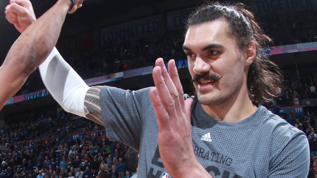 Nun überraschte Adams, Center bei den Oklahoma City Thunder, die Fans mit einer aufgezwirbelten Version seines Oberlippenbartes 