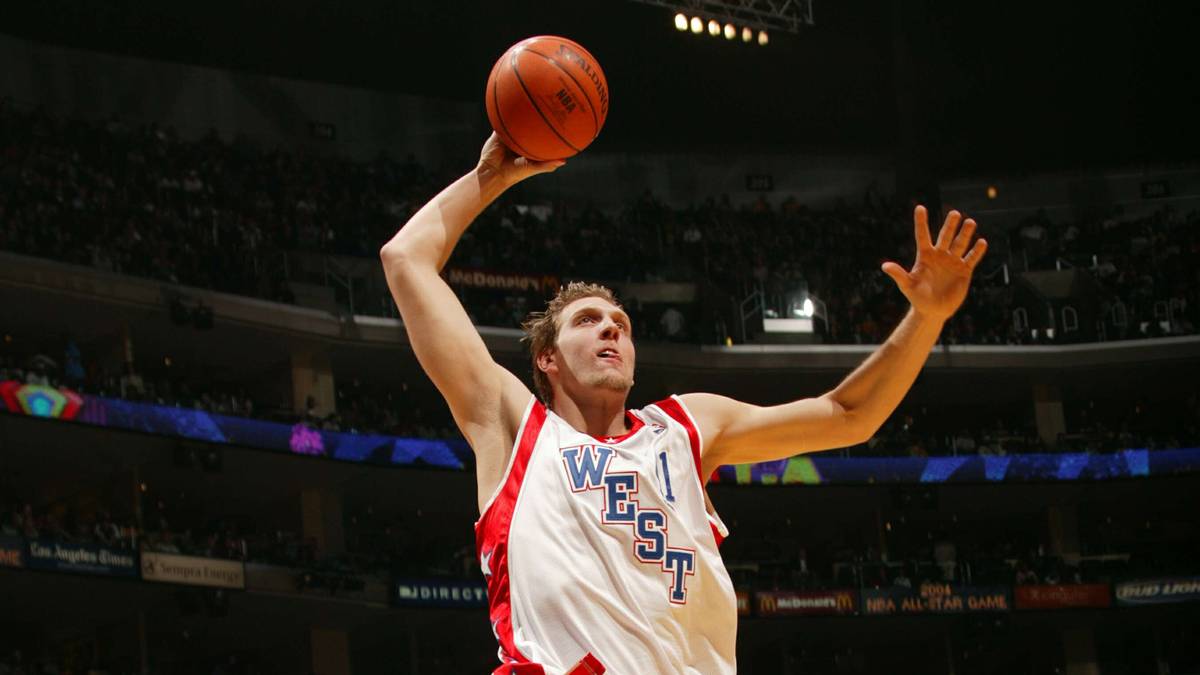 2004 lässt es "The German Wunderkind" im Staples Center von Los Angeles krachen. Der Dunk bleibt allerdings der einzige Korberfolg für den Deutschen beim 136:132-Sieg des Westens
