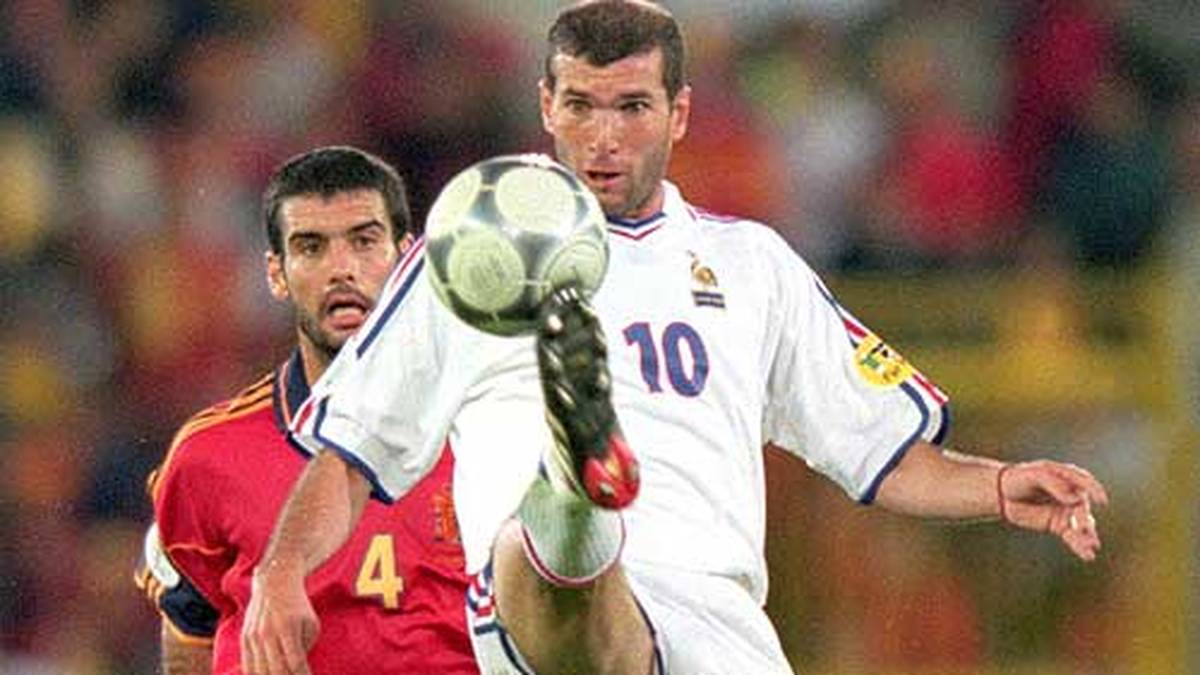 Hier ist der französische Superstar Zinedine Zidane Guardiolas Gegner. Doch trotz allem Einsatz bleiben dem Mittelfeldspieler Titel mit der spanischen Auswahl verwehrt. Bei der EM 2000 scheitert die Seleccion im Viertelfinale mit 1:2 am späteren Turniersieger Frankreich, nachdem Raul in der Schlussminute einen Elfmeter verschießt