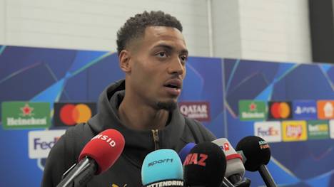 Felix Nmecha und Sebastian Kehl beziehen Stellung zu einer Szene in den Katakomben von BVB-Spieler Karim Adeyemi gegen Profis von Villareal.