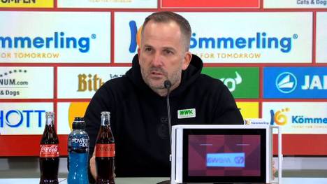 Manuel Baum wütet nach der Niederlage in Mainz gegen den VAR und Schiedsrichter Patrick Ittrich. Obwohl auf den Bildern kein Kontakt zu sehen war, blieb der Elfmeter gegen Augsburg bestehen. Für den Interimstrainer eine "aberwitzige" Logik.