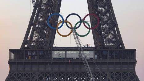 Die Olympischen Ringe sind am Eiffelturm angebracht worden