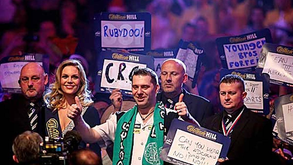 Beim Einlauf ist Jyhan Artut noch zuversichtlich. Im Match merkt er schnell, dass gegen Phil Taylor nicht viel zu holen ist