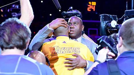 Lakers-Legende Magic Johnson hält eine bewegende Rede für den verstorbenen Kobe Bryant