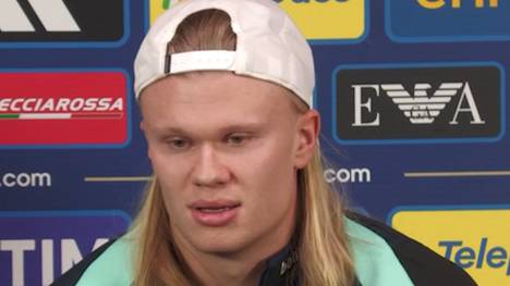 Haaland antwortet auf einer Pressekonferenz auf die Frage, ob er sich als besten Spieler der Welt sieht.