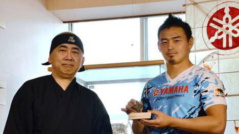 Ayumu Goromaru (r.) wird zum "Meister der Ninjas" ernannt