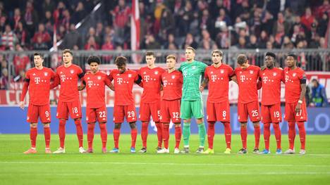 MUNICH, GERMANY - NOVEMBER 06: Members of the Bayern Muenchen team observe a minutes silence prior to the UEFA Champions League group B match between Bayern Muenchen and Olympiacos FC at Allianz Arena on November 06, 2019 in Munich, Germany. (Photo by Sebastian Widmann/Bongarts/Getty Images )