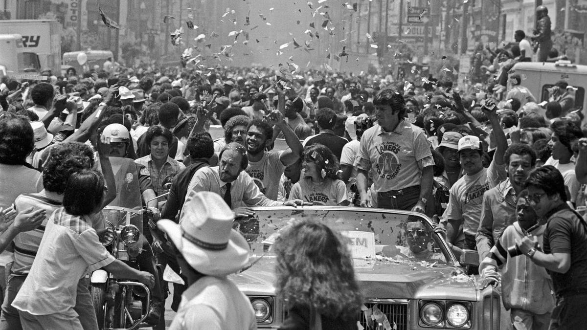 Erst der Draft 1979 machte die Lakers zu Champions. Dort wählten sie einen jungen Point Guard von Michigan State aus: Magic Johnson. Gleich in dessen Rookie-Jahr klappte es mit dem Titel. In Spiel sechs gegen die Philadelphia 76ers fehlte Abdul-Jabbar verletzt, Coach Paul Westhead stellte Magic auf Center und die Lakers gewannen. Die Parade in L.A. war gigantisch