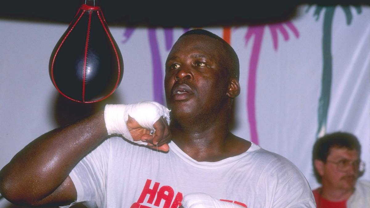 JAMES "BUSTER" DOUGLAS: Am 10. Februar 1990 kam es zu einer Mega-Sensation. Douglas besiegte in Tokio den mit Odds von 42-1 favorisierten Titelverteidiger Mike Tyson durch K.o. in der 10. Runde. Er widmete dem Sieg seiner zwei Wochen zuvor verstorbenen Mutter