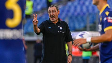 Lazio-Coach Maurizio Sarri packte beim Heimspiel gegen Hellas Verona den Mittelfinger aus