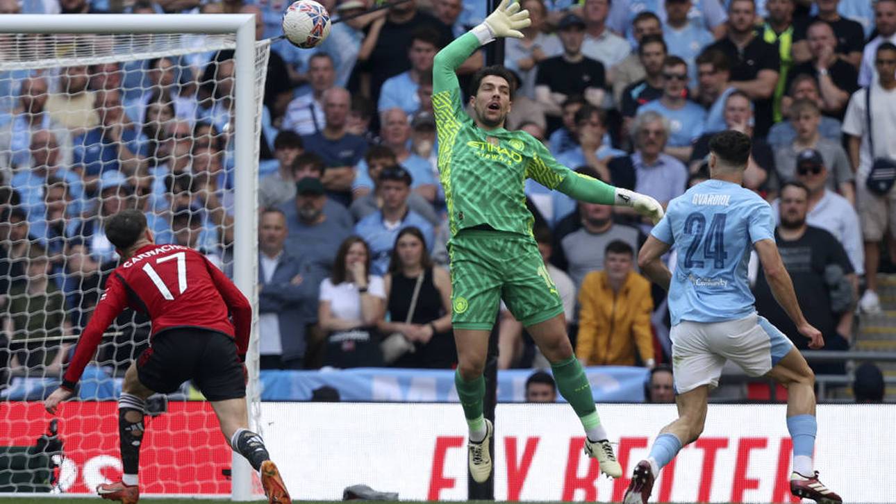 Stefan Ortega (M.) und seine Teamkollegen von ManCity sehen beim Gegentor zum 0:1 nicht gut aus