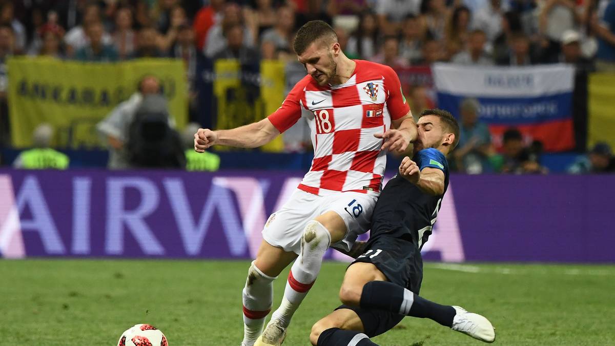 Hernandez stand für Frankreich in allen sieben Partien auf dem Platz, spielte sechsmal durch - auch im Finale gegen Kroatien. Hier grätscht er Ante Rebic dazwischen