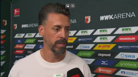 Im Spiel der Augsburger gegen Bayern rauscht Sacha Boey mit dem Kopf in Robin Fellhauer hinein. Der muss daraufhin lange am Kopf behandelt werden. FCA-Trainer Sandro Wagner findet deutliche Worte.