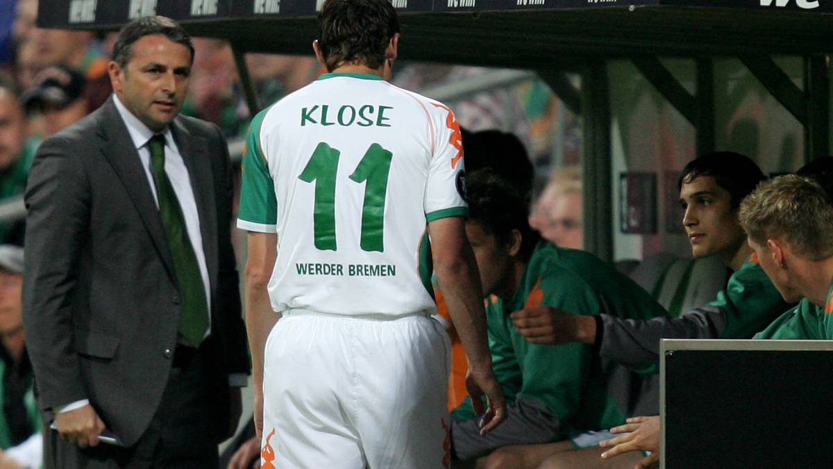 Bremens Stürmer Miroslav Klose trifft sich 2007 heimlich und statutenwidrig mit den Bayern-Bossen, um hinter Allofs' Rücken einen Wechsel zu bereden. Der Bremer Manager ist not amused