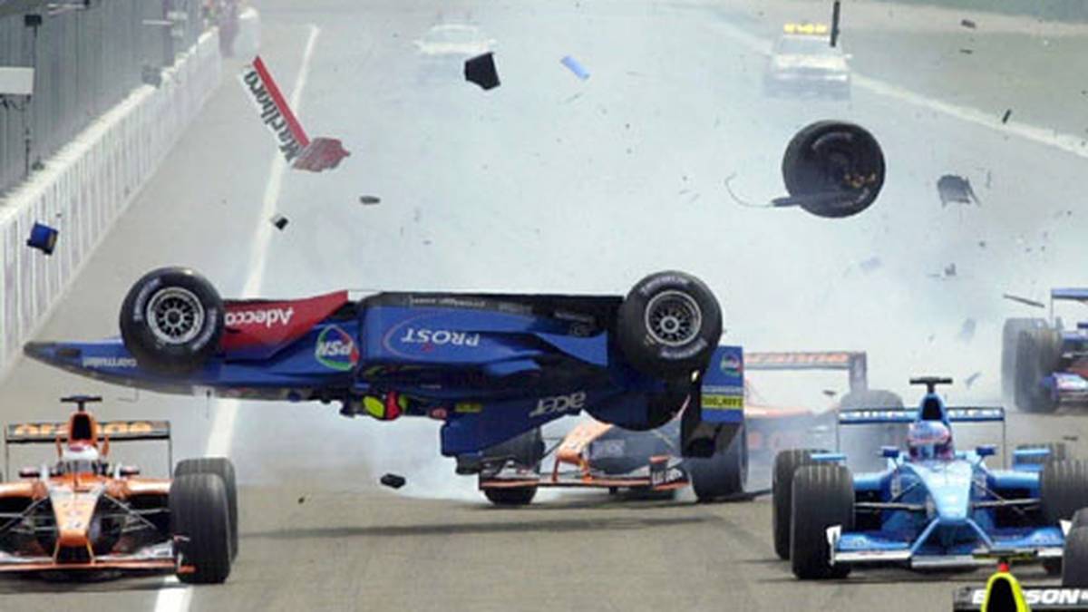 Große Schrecksekunde beim Deutschland-GP 2001: Schumi wird am Start langsam und Luciano Burti wird über seinen Ferrari katapultiert. Schumacher übersteht den Crash ohne größere Verletzungen und wird auch 2001 Weltmeister