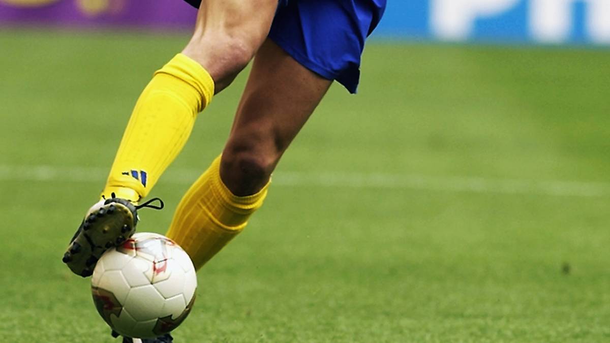 2002 qualifiziert sich Schweden für die WM in Japan und Südkorea, und Ibrahimovic schafft es in den Kader. Weil die Stars zu dieser Zeit allerdings noch Frederik Ljungberg und Henrik Larsson heißen, reicht es für Ibrahimovic nur zur Joker-Rolle. In vier Partien kommt er insgesamt 46 Minuten zum Einsatz, sein erster Treffer im Dress des Nationalteams bleibt ihm jedoch verwehrt