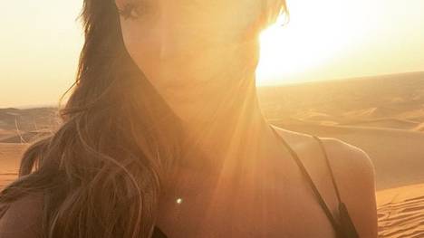 So schön kann Dubai sein: Ann-Kathrin Brömmel posiert in der untergehenden Sonne.