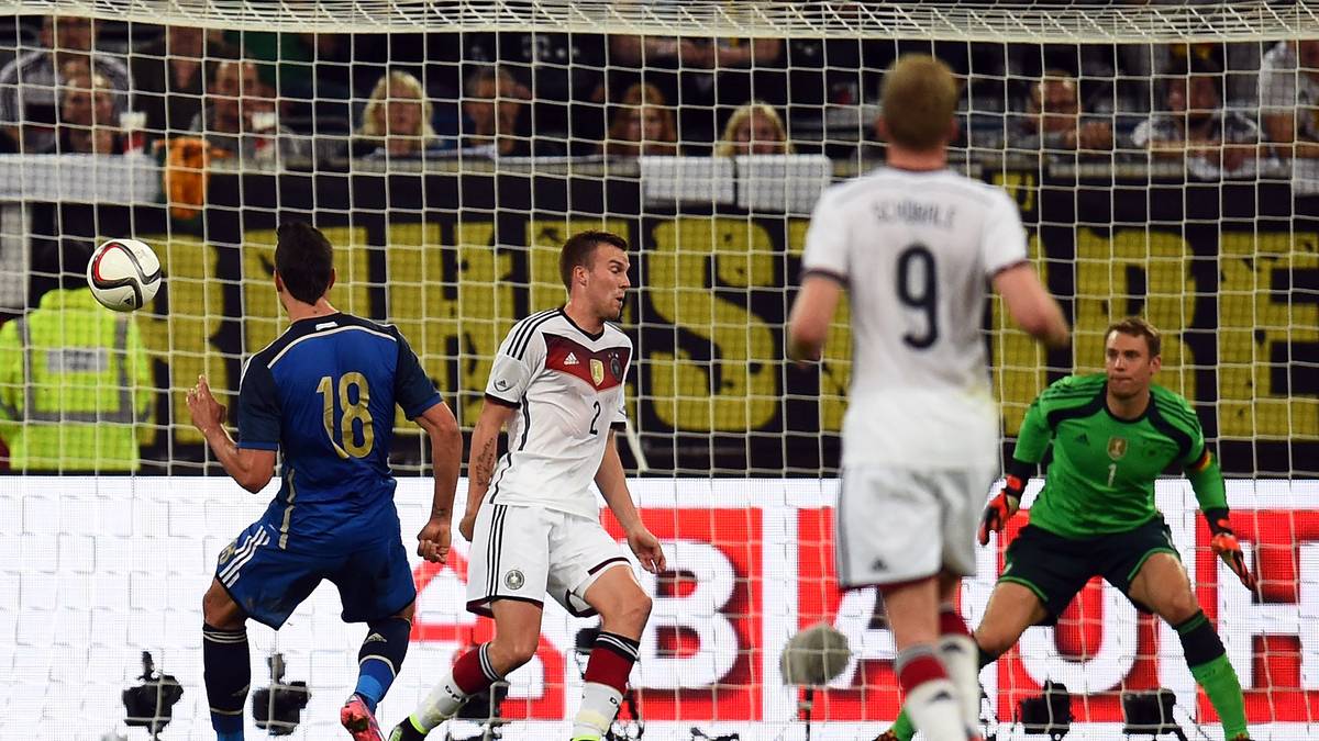 Spiel eins nach dem großen Triumph verlief ernüchternd. Anfang September verlor der Weltmeister ein Freundschaftsspiel 2:4 gegen Finalgegner Argentinien. Das Spiel stand im Zeichen der Abschiede von Per Mertesacker, Miroslav Klose und Philipp Lahm, die nach der WM ihre Länderspiellaufbahn beendeten