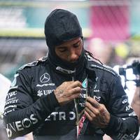 Rekordweltmeister Lewis Hamilton kommt mit dem schwächelnden Mercedes schlechter zu Recht als Teamkollege George Russell. Hat er dasselbe Problem, das früher auch Sebastian Vettel angelastet wurde?