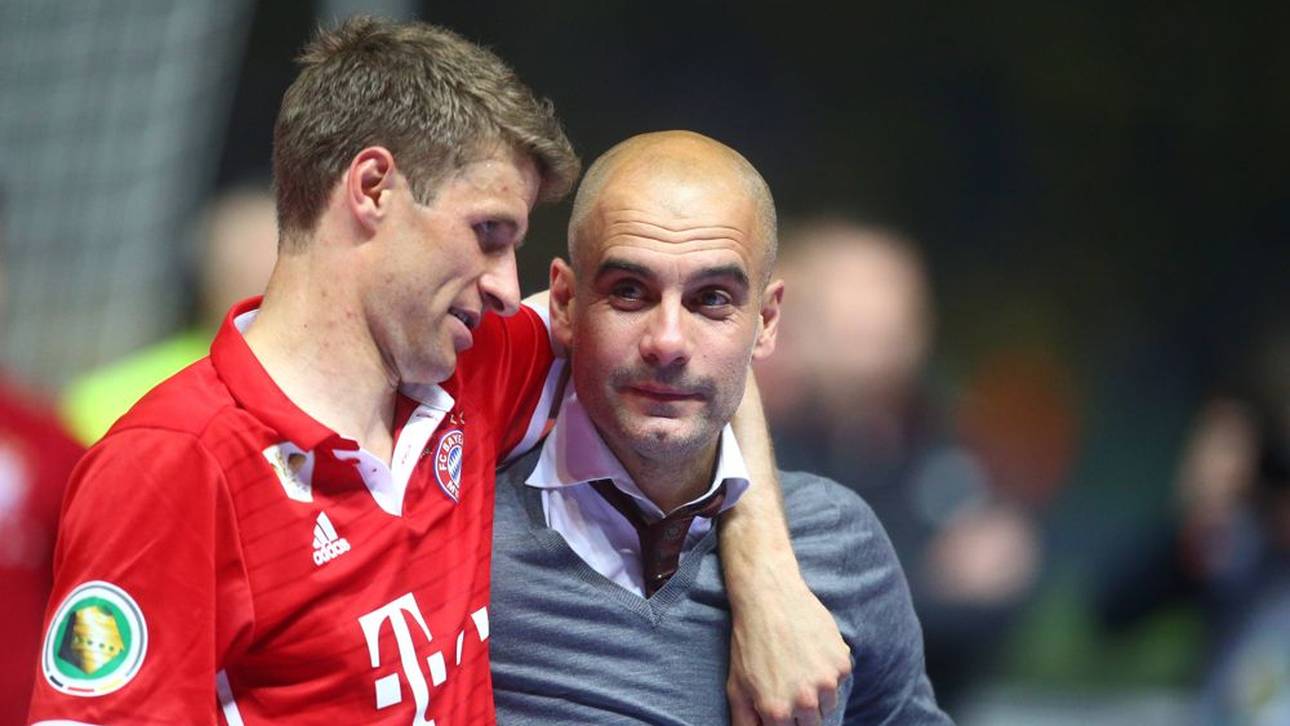 Thomas Müller und Pep Guardiola nach dem DFB-Pokal-Triumph 2016
