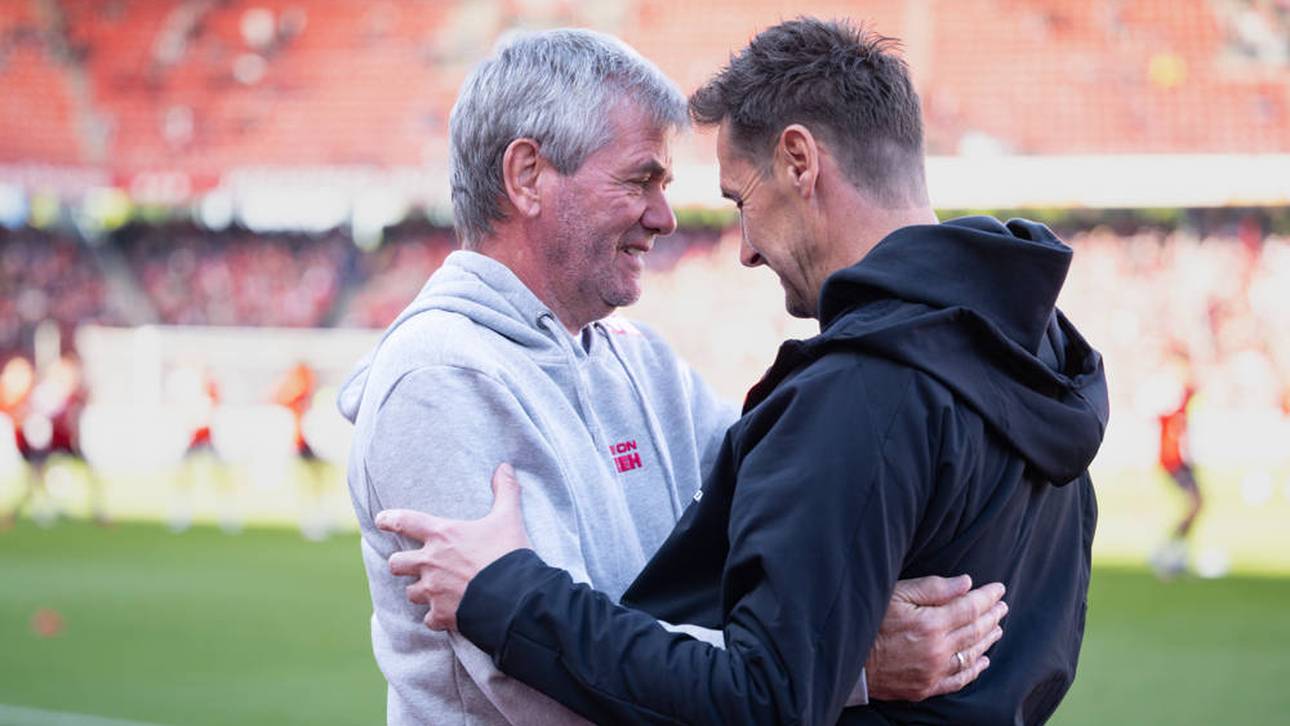 Friedhelm Funkel (l.) ist voll des Lobes über Nürnberg-Trainer Miroslav Klose