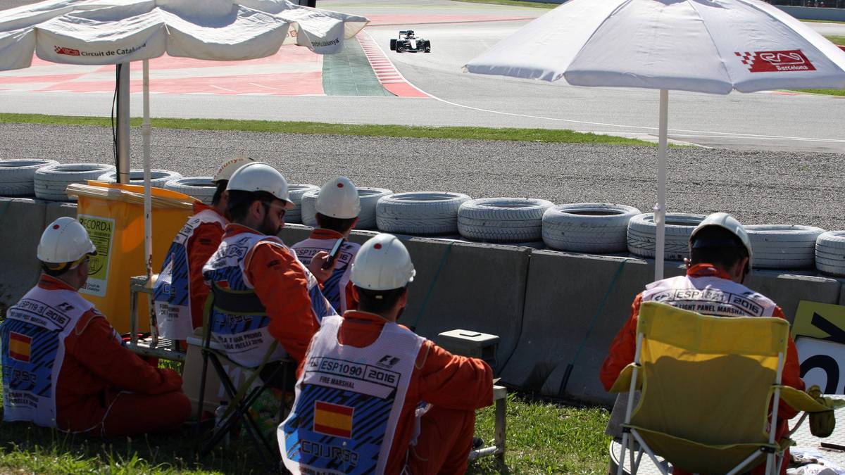 Was treiben eigentlich die Streckenposten derweil? Die haben es sich inzwischen gemütlich gemacht, schauen auf ihr Handy und verfolgen die Formel 1 umsonst aus nächster Nähe