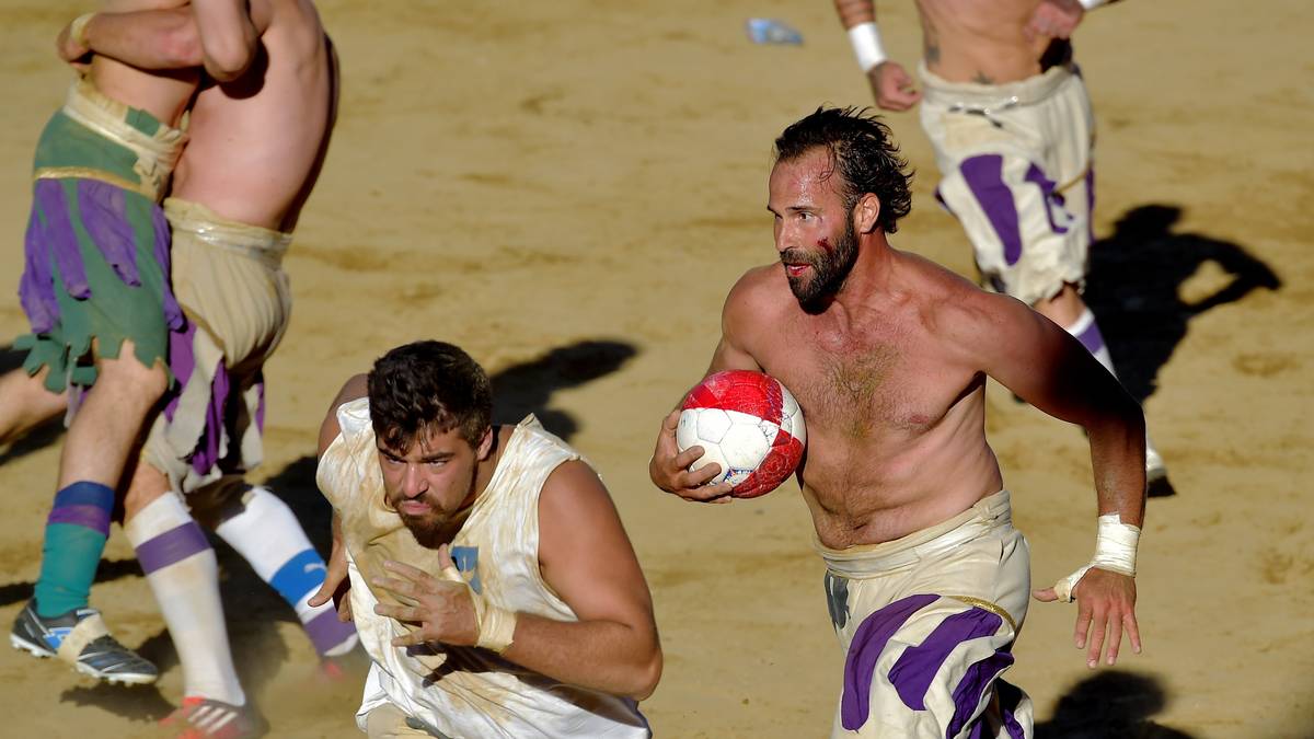 Die Kugel darf mit Händen und Füßen befördert werden. Für einen Treffer erhält das erfolgreiche Team einen Punkt. Verfehlt ein Akteur das Tor, gibt es einen halben Zähler für den Gegner. Spielzeit sind 50 Minuten ohne Unterbrechung. Außgenommen, die Sanitäter müssen den Platz betreten