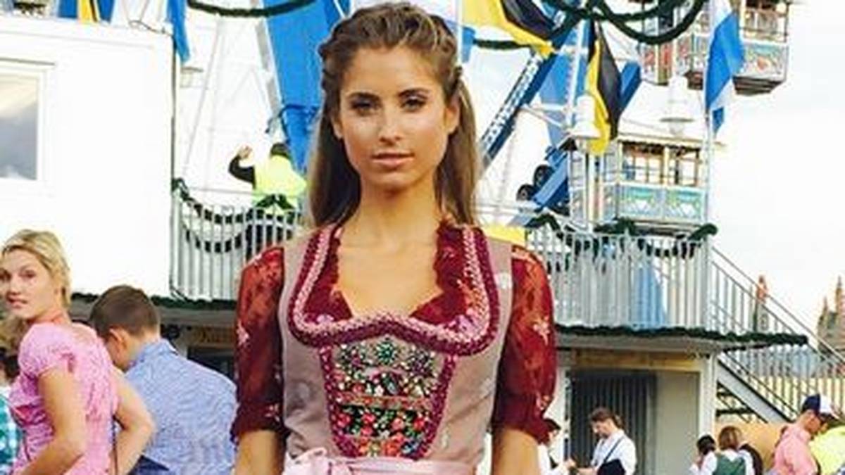 ...als gebürtige Bayerin weiß sie, auf welcher Seite sie die Schleife des Dirndls tragen muss