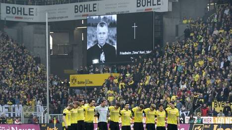 Borussia Dortmund gedachte im März 2012 des verstorbenen Timo Konietzka