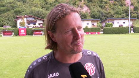 Bo Henriksen äußert sich im Rahmen eines Interviews im Trainingslager von Mainz 05 über seine bisherige Zeit beim Klub und erklärt, warum beim Training die CL-Hymne läuft