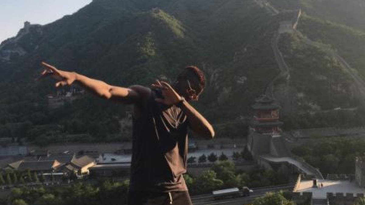 Ein Dab auf der chinesischen Mauer darf dabei natürlich nicht fehlen