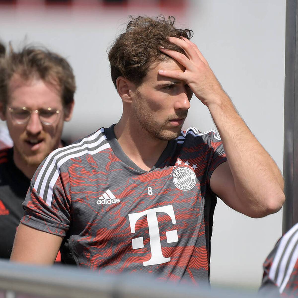 Im Training des FC Bayern kommt es zu einer besorgniserregenden Situation. Leon Goretzka bleibt nach einer Grätsche unter Schmerzen auf dem Rasen liegen.