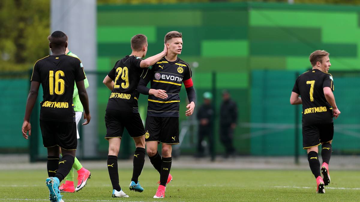 2017: Im nächsten Jahr gelingt der BVB-Jugend im Elfmeterschießen gegen den FC Bayern die Titelverteidigung. Im Halbfinale bezwingt das Team um Kapitän DZENIS BURNIC (M.), OREL MANGALA (l.) und FELIX PASSLACK (r.) den VfL Wolfsburg