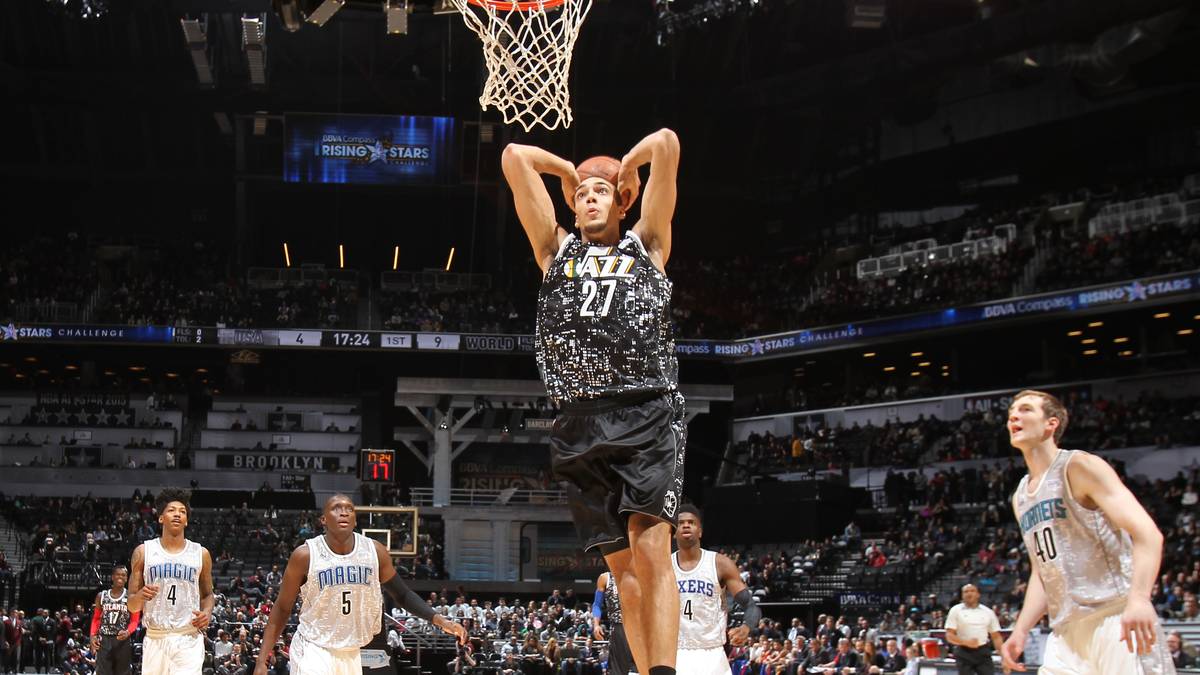Auch der französische Riese Rudy Gobert jagt den Ball mit Macht durch den Ring
