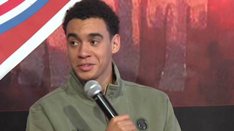 Beim Fantreffen der "Red Bulls Taubenbach" wird Jamal Musiala gefragt, ob er lieber für die Nationalmannschaft oder den FC Bayern München spielt - eine Frage, bei der ihm die Antwort schwerfällt. 