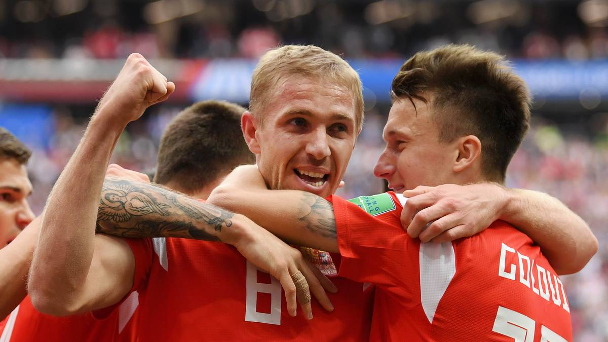 Das erste Tor dieser WM: Yuri Gazinskiy trifft zum 1:0 der Russen gegen Saudi-Arabien