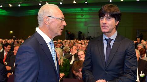 Joachim Löw (r.) bewundert Franz Beckenbauer 