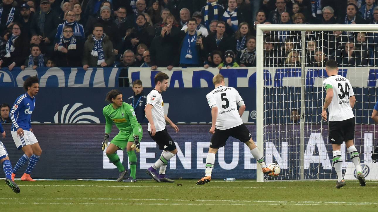 Billard-Eigentor ebnet Schalke den Weg