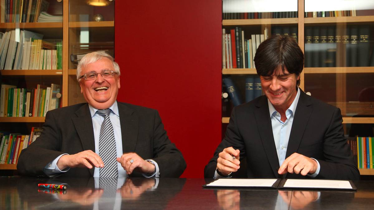 Der DFB verlängert den ursprünglich noch bis zur EURO 2012 in Polen und der Ukraine laufenden Vertrag mit dem Bundestrainer 2011 vorzeitig bis zur WM 2014 in Brasilien. Löw und die Nationalmannschaft feiern einen Rekord, gewinnen alle zehn Spiele der EM-Qualifikation. 