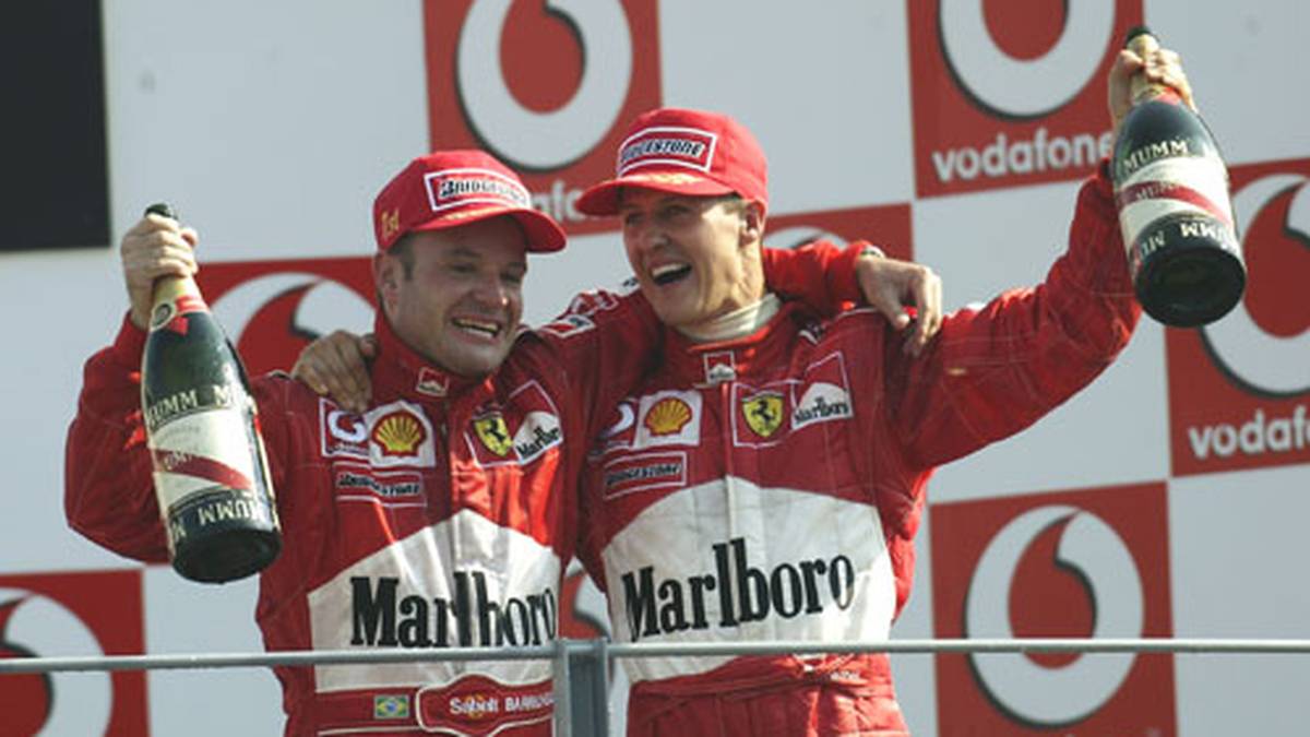 Daueranblick: 2002 holt Ferrari sieben Doppelsiege. Schumacher steht elf Mal ganz oben, Rubens Barrichello gewinnt immerhin vier Mal 