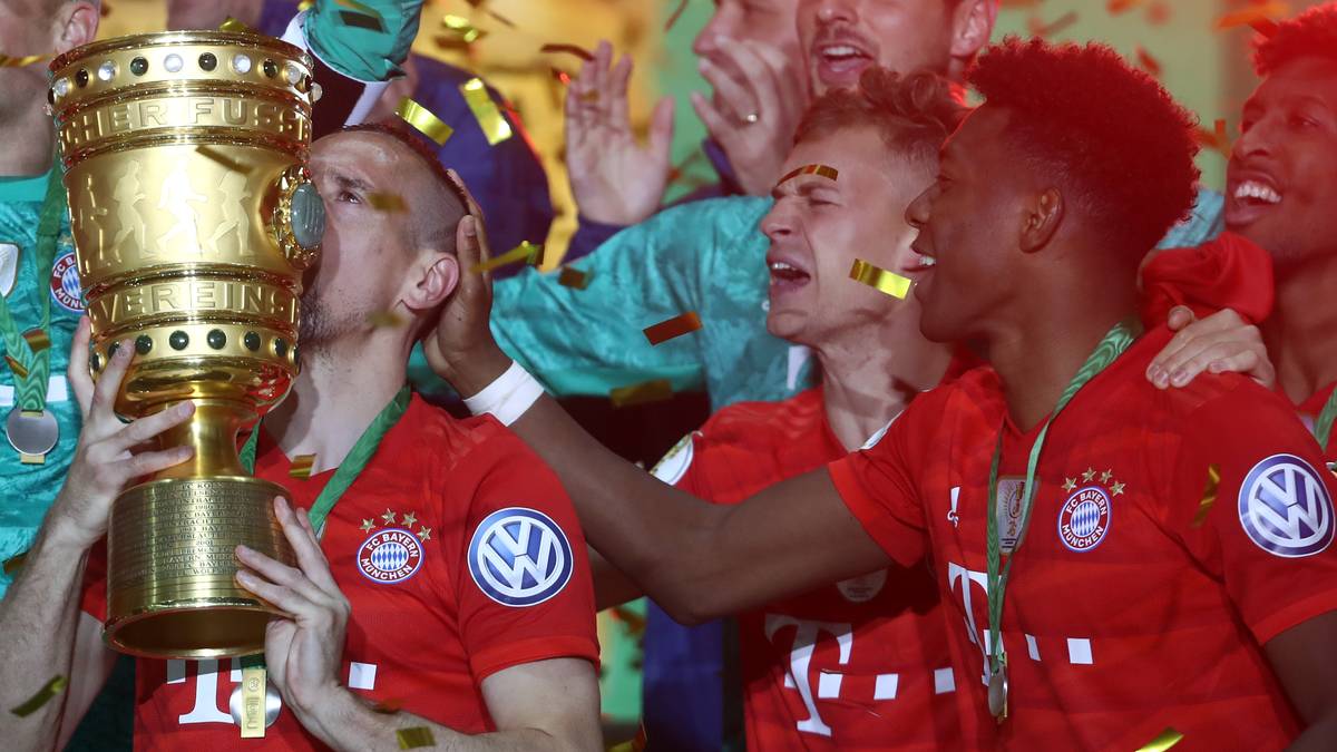 Über 300 Tifosi des AC Florenz, Dutzende von Reportern und etliche Kamera-Teams bereiteten dem ehemaligen Star des FC Bayern, der standesgemäß im Privatjet angereist war, einen begeisternden Empfang. "Il Fenomeno!", riefen die Fans immer wieder. Ribéry, das Phänomen!