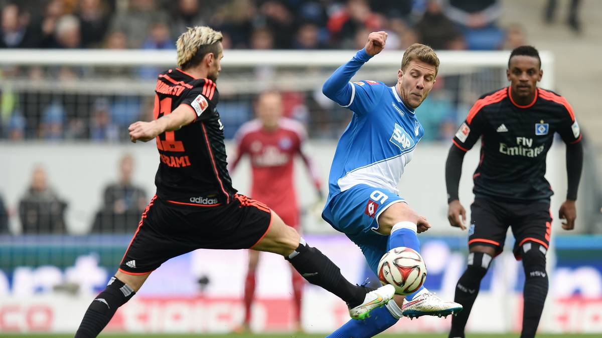 Sebastian Schipplock und Hamburgs Behrami stochern um den Ball