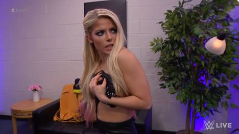 Alexa Bliss wurde bei WWE Monday Night RAW in verfänglicher Situation gezeigt